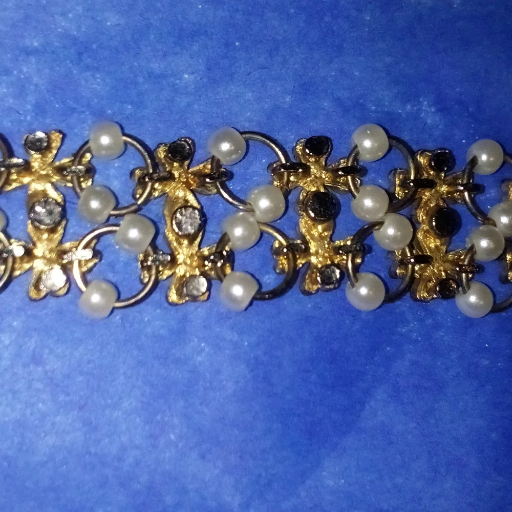Beautiful Vintage Intricate Clover And Faux Pearl Bracelet 7 1/4 Inches